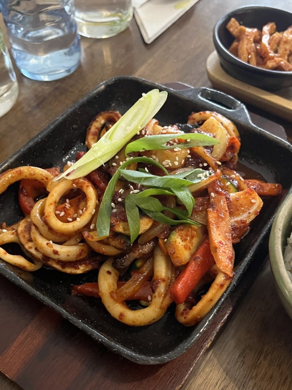 Koreasküche HIBISKUS Stir-fried Squid Close-up