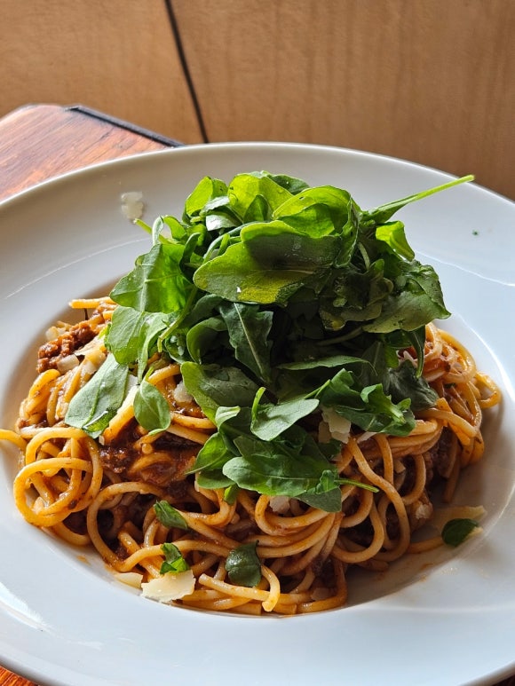 Bolognese-Pasta im Restaurant Es Racó d'es Port