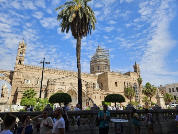 Bên ngoài Nhà thờ chính tòa Palermo