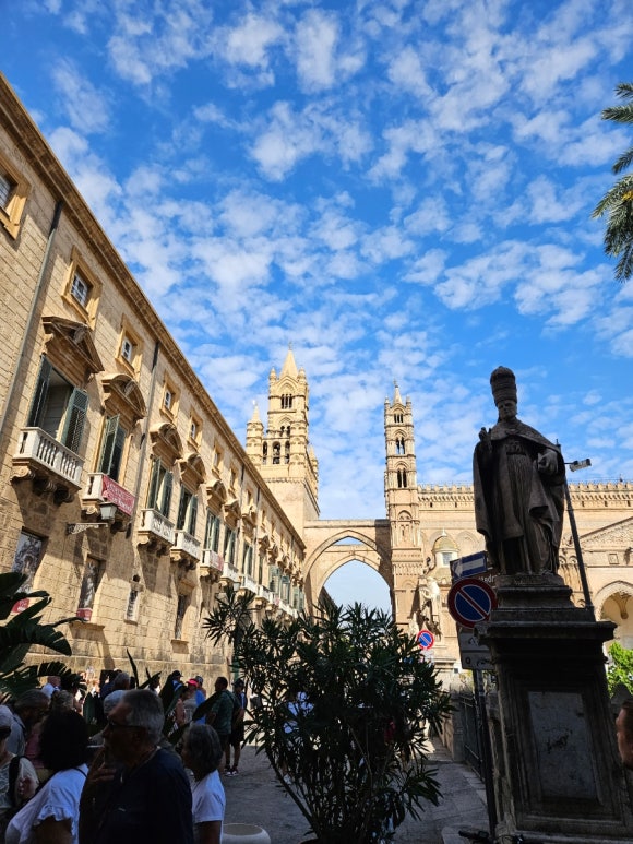 Bên ngoài Nhà thờ chính tòa Palermo