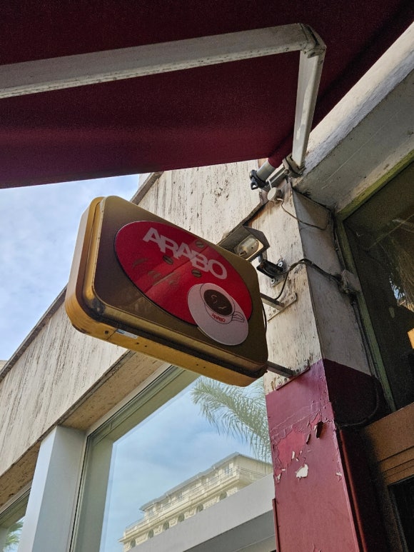 Lối vào nhà hàng L'Ovale
