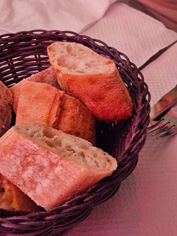 Bánh mì khai vị ngon của L'Ovale