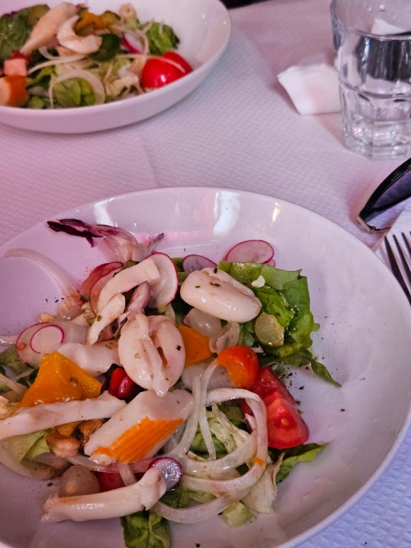 Salad mực của L'Ovale