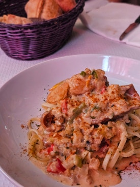 Mì ống và topping hải sản