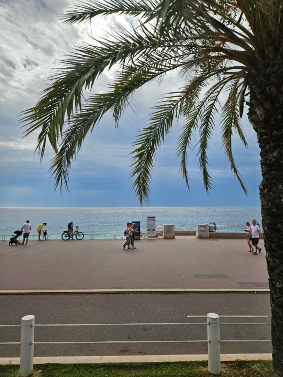 Chiếc ghế xanh trên bãi biển Nice
