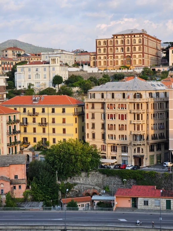 Toàn cảnh cảng Savona