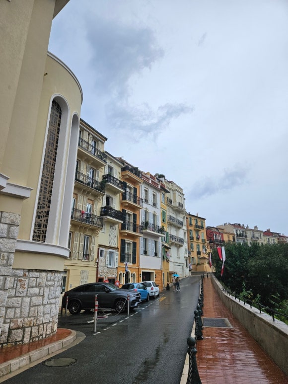 Tượng đá trước Cung điện Thân vương Monaco