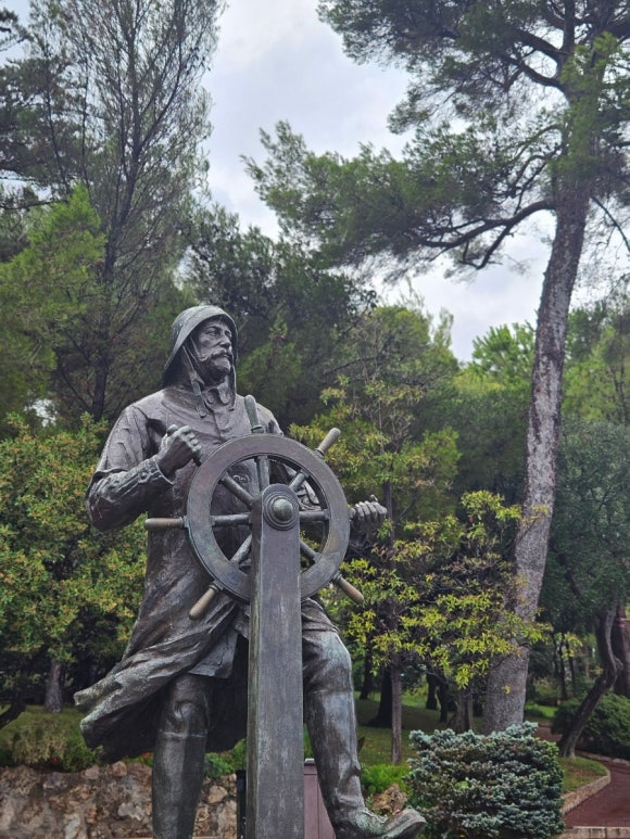 Thuyền trôi trên biển