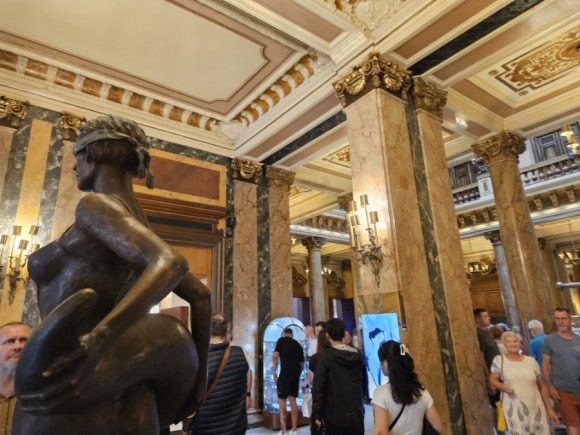Tượng trước Casino Monte Carlo