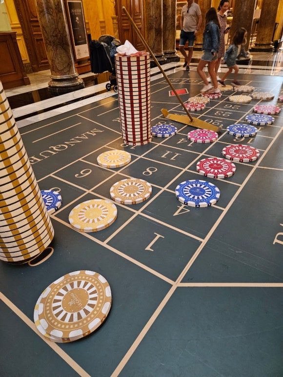 Hiện vật trưng bày bên trong Casino Monte Carlo