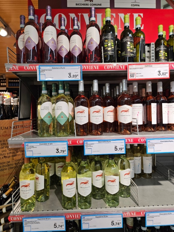 Không gian bên trong siêu thị COOP