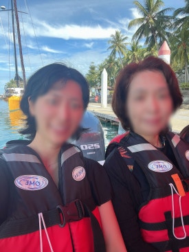 Vorbereitung zur Einschiffung auf die Yacht am Sutra-Pier