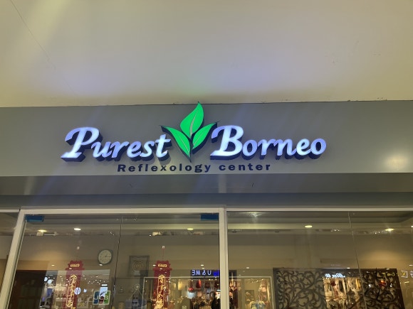 Innenansicht des Massagesalons in Einkaufszentrum Suria Sabah