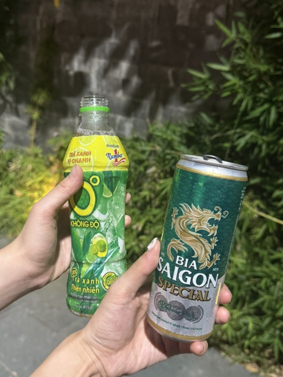 Bier vom Supermarkt vor dem Hotel