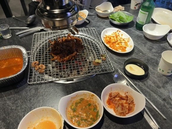 Spicy stir-fried chicken feet