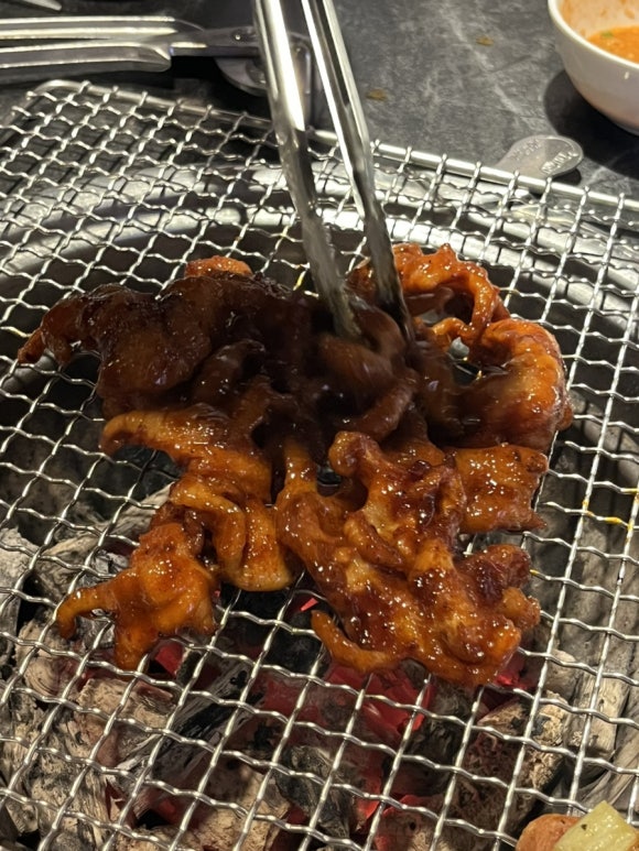 Spicy stir-fried chicken feet
