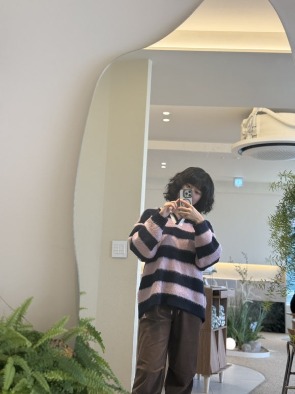 Full-length mirror photo zone at Cafe Slowood