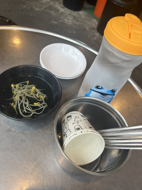 Basic side dish: bean sprout soup at the night market