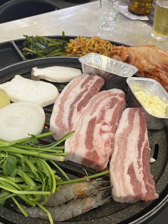 Beilagen an der Selbstbedienungstheke im Saengmacha Filiale Suwon Bahnhof