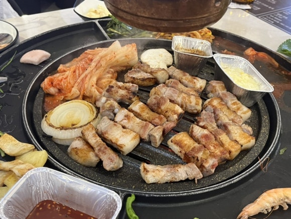 Nahaufnahme von Samgyeopsal im Saengmacha Filiale Suwon Bahnhof