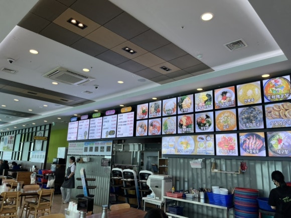 Espace repas de Maison Bongpo Meoguri