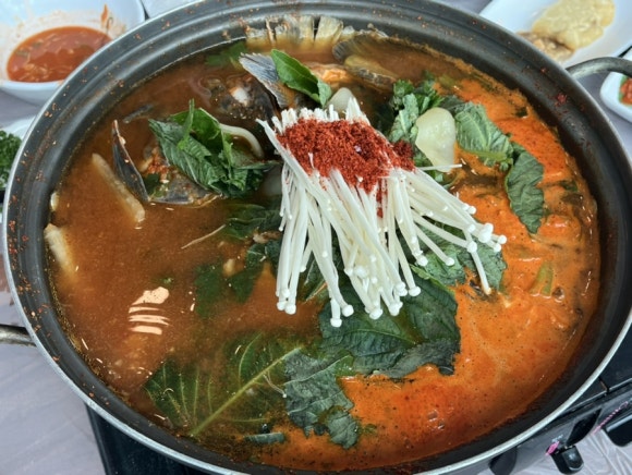 Gros plan sur la soupe de poisson épicée de Maison Bongpo Meoguri