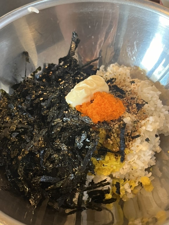 Deliciosos Jumeokbap de Aсси Dakbal