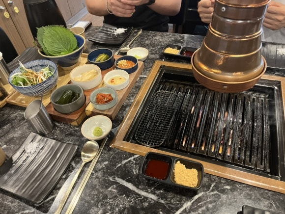 Samgyeopsal arriving at Majangdong Kimchi Suwon Ingye Branch