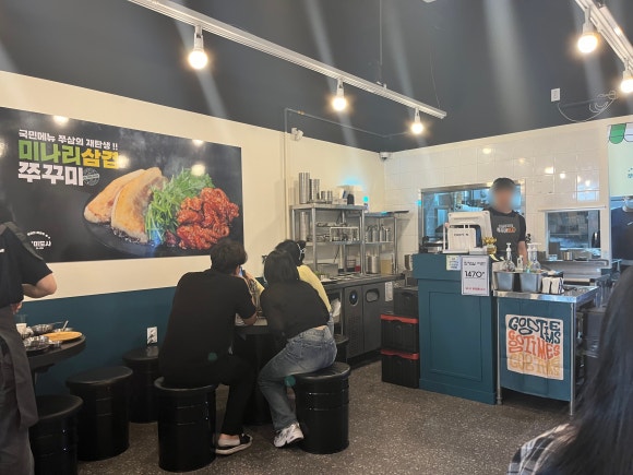 Tables inside Jjukkumidosa Suwon Homamasil Branch