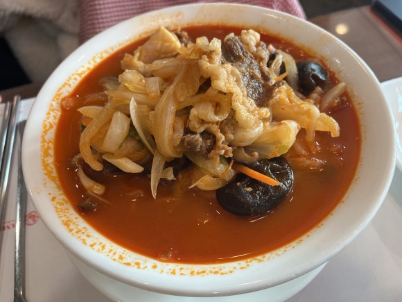 Detalle del Jjambbong de carne de res del Río Yangtsé