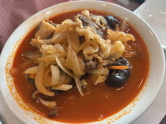 Arroz con Jjambbong de carne de res del Río Yangtsé