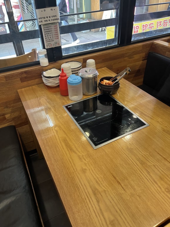 Interior of Hongdukkae Kalguksu