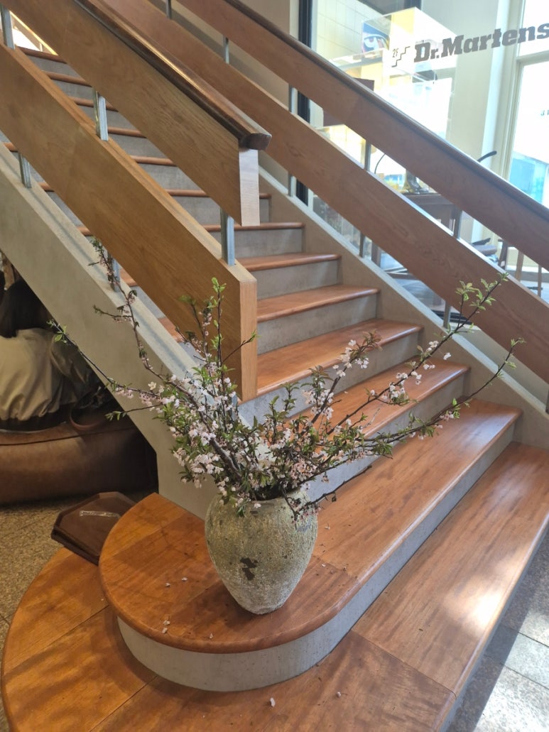 Blumenvase unter der Treppe