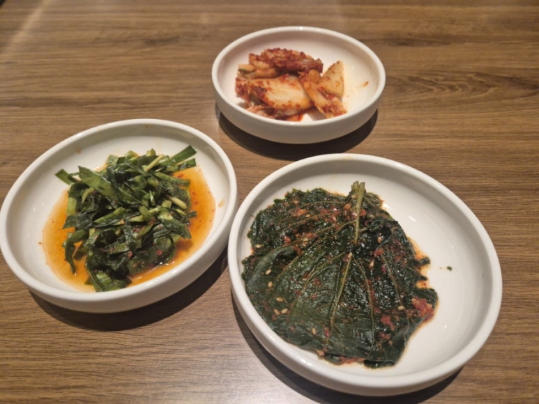 Accompagnements de base (feuilles de pérille, kimchi de ciboule, kimchi de chou)