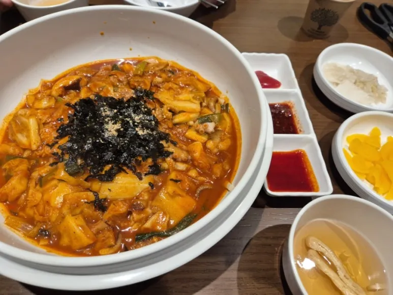 Kalnakji for two people, priced at 28,000 KRW.