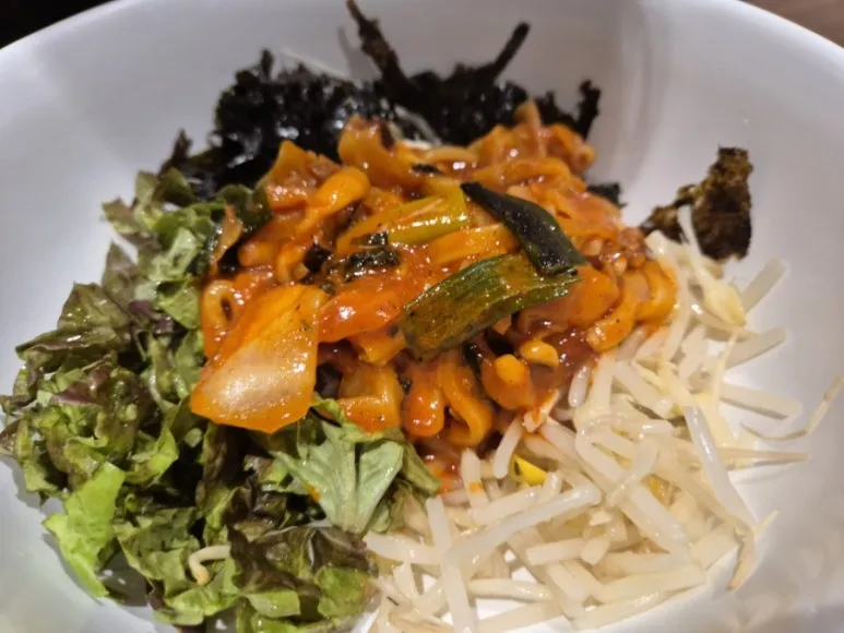 We mixed the bibimbap with the Kalnakji sauce.