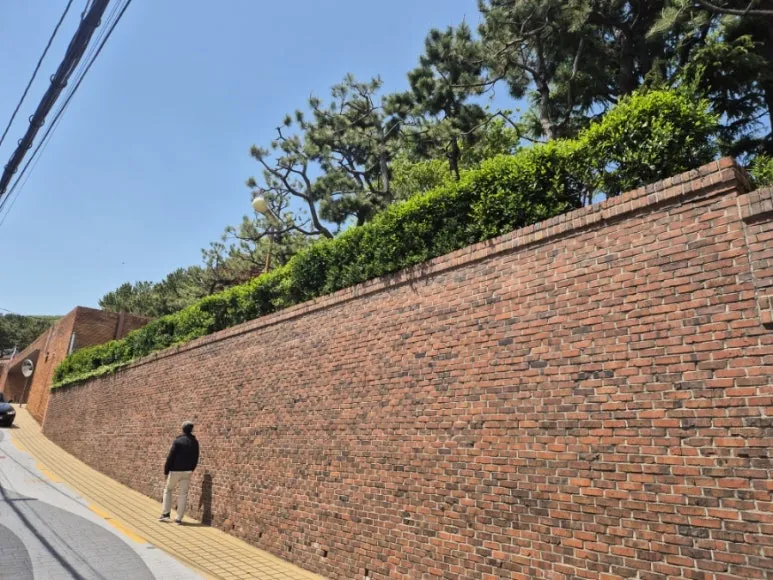 도모헌의 긴 담벼락