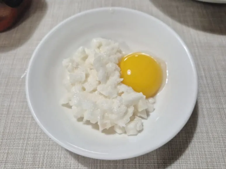 Ajouter le jaune d'œuf au radis blanc râpé.