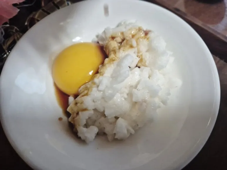 Mélanger le jaune d'œuf, la sauce soja pour sashimi et le wasabi.