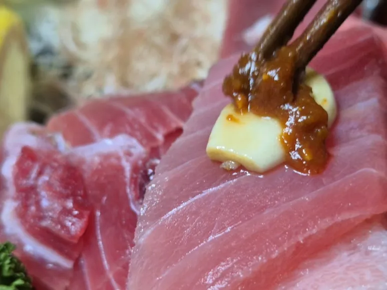 Otoro servi avec de l'ail mariné et de la pâte de soja