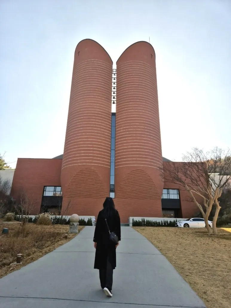 Heiliger Ort der Muttergottes von Namyang in Hwaseong: Gebetsstätte für Erfolg in einer beeindruckenden Kathedrale